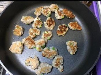 step1: 先將魚肉煎到金黃色。