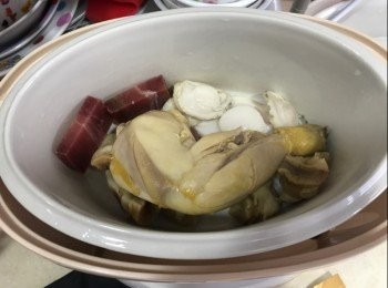 step3: 雞脾去皮飛水，我係雞檔買鮮雞燉，冰鮮冇咁好飲

剝左皮燉出黎冇咁油，湯清甜。