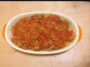 step4: 意粉倒入陶瓷碗，上層鋪上蕃茄肉醬。