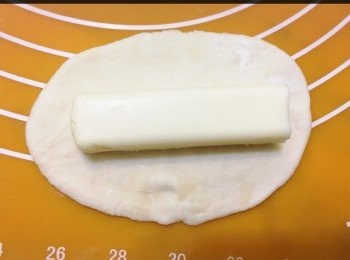 step6: 將芝士條放上已壓平的麵團上。