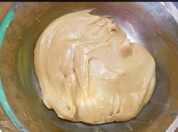 step3: 將低筋粉、轉化糖漿、花生油、梘水混合拌勻，輕輕拌成粉糰，用保鮮紙蓋住靜止 小時備用。