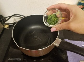 step2: 先落少許油 ，再放下檸檬葉