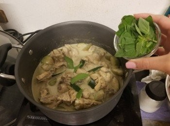 step6: 最後放上檸檬葉、金不換、糖
煮3分鐘後即成