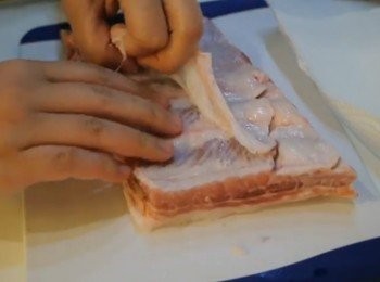 step2: 洗淨豬肋骨後印乾水份，切掉面層外餘的脂肪，背面去掉膜，加入醃料醃最少一晚