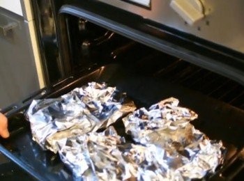 step4: 擺入已預熱嘅焗爐，用120度焗1至2.5小時
如想整到食嘅時間D肉會軟到跌出黎就可以焗2.5小時
如鐘意食到有咬口嘅質感就1-1.5小時