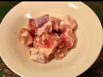 step4: 肉排 200克，洗凈斬件。