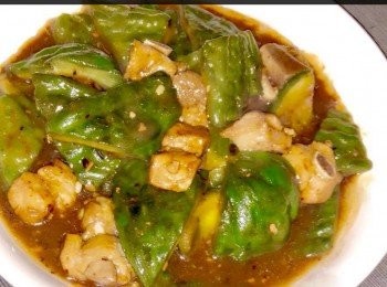 step8: 加入蒜蓉豆豉炒1分钟，放入调味料、鼓油再转中小火，盖上盖煮7分钟，放入适量芡儿匀后便可上碟。



想知道我更多食譜，可去我Facebook 專頁。
https://m.facebook.com/carlineki/