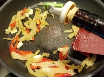 step6: 再加入甜酸菜炒勻,加入少許紹興酒炒勻