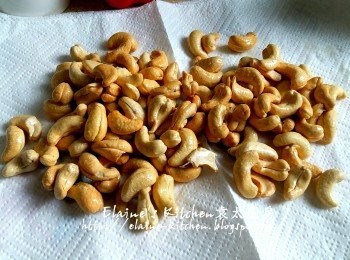 step4: 再放入油鑊內用慢火慢慢拌勻炸至腰果金黃色 , 盛起吸去油份備用