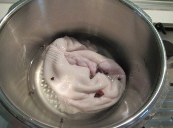 step2: 取快鍋,放入花椒粒,八角,白米醋,步驟1及水(蓋過豬肚),蓋鍋蓋加壓2分鐘,熄火洩壓撈起待涼.