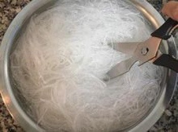 step3: 泡發的冬粉用煎刀略剪方便拌炒；
