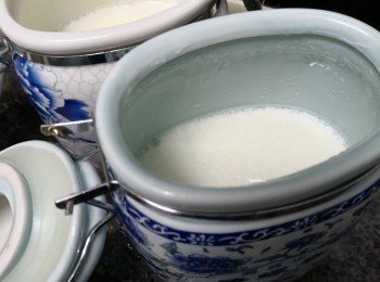 step4: 便可取出放涼雪入雪櫃可以保存5天食用，吃時可加入水果/果醬/蜂蜜等等（發酵時間越長酸味會強一些）