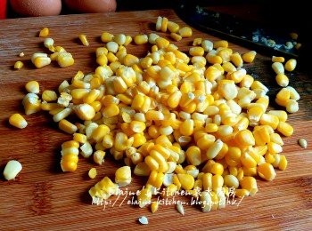 step3: 椰菜切絲 , 粟米放入電蒸鍋內蓋上蓋蒸20分鐘 , 蒸好起出粟米粒