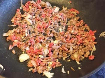 step2: 加入免治牛肉，炒至變啡色