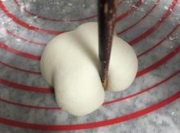 step16: 也可以拿筷子壓出造型；壓的時後一定從最底平均往內壓出痕；