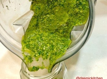 step8: 所有材料放入食物調理機中，打開開關、調速鈕刻度轉至6，將<span class="group_1">食材</span>攪打至個人喜好粗細度即可 （過程中可用攪拌棒輔助）