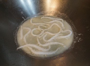 step3: 在鑊中以中小火燒熱80-100毫升油，生粉倒在碟上，將白飯魚上粉，竹筷子放入油中，微微起泡即可逐條放入白飯魚，炸兩至三分鐘後置架上，讓多餘油分流出