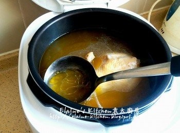 step12: 將湯面的雞油盛起去掉