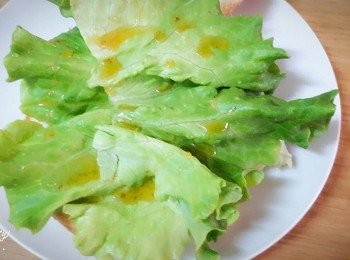 step4: 漢堡麵包上先舖沙拉生菜 , 再淋上醬汁