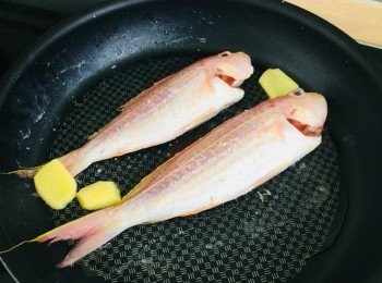step5: 燒紅油鑊，放入薑片及紅衫魚，每面煎2分鐘。