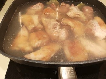 step3: 一煲水加薑片和醋，然後煮滾後放入豬手，汆水煮5分鐘，去除豬手雜質和血水。