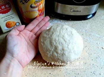 step4: 取出麵糰用手搓成光滑 , 加少許即食燕麥片再搓 , 搓成不黏手的光滑麵糰