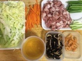 step1: 香菇與蝦米洗淨後用約3杯水泡軟；高麗菜紅蘿蔔與蔥洗淨瀝乾備用；