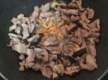 step4: 再加入蝦米拌炒出香味；