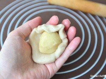 step5: <span class="group_2">油皮</span>壓扁，將<span class="group_3">油酥</span>包在裡面，包成圓球，鬆弛約15分鐘。