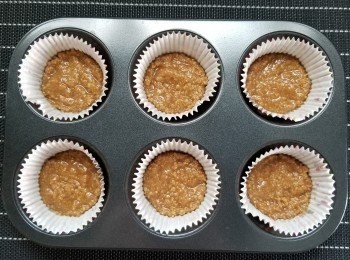 step2: 平均放落紙杯內，壓平 ,放入雪櫃冷藏