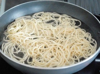 step1: 將伊麵餅放入沸水內，煮約一分鐘，瀝乾水份備用