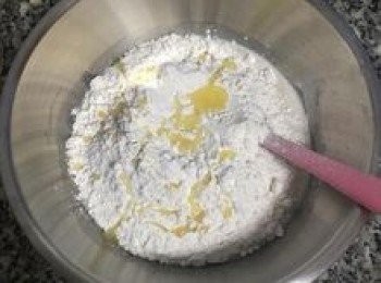 step5: 加入麵粉和沙拉油；