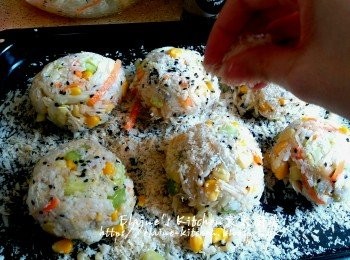 step10: 再灑上麵包糠 , 蓋上保鮮紙入冰箱冷藏10分鐘