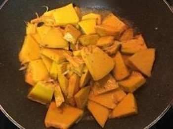 step6: 放入一茶匙鹽和少許糖和黑胡椒粉炒勻，接著倒入約1/3杯的水煮滾；