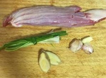 step2: 蒜頭拍扁不去皮，蔥可切段或略拍扁後摺捆成一把；