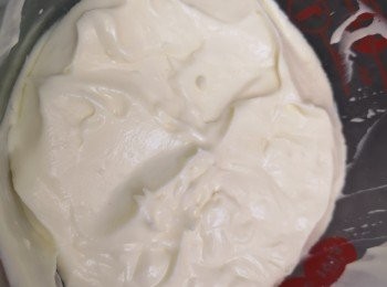 step2: 用電動打蛋器將忌廉打發7分企身，之後混合芝士醬，再次用電動打蛋器攪拌。