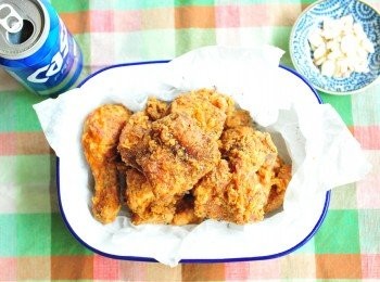 step7: 大約13至15分鐘後雞件便熟透，如果有溫度計的話可以將溫度計插入雞肉內，當雞肉去到75度左右，便表示熟透，便可以將雞夾起，放到剛才準備的鐵架上隔油，最後灑上一點鹽或黑椒便可以上碟。