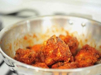 step9: 在一個鑊或鍋內，開小火，加入韓式醬料，加熱後便可以放入炸好的雞件，拌勻便可熄火。