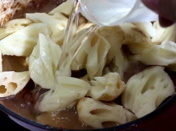 step11: 之後, 才可加入蓮藕和水。
以中火燒開, 不蓋鍋蓋燒一會。