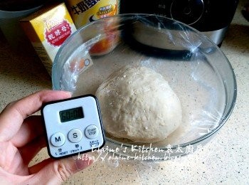 step5: 放入大碗內內 , 蓋上保鮮紙靜待1小時