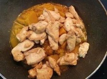 step9: 加入雞肉輕輕炒勻後，蓋鍋蓋燜煮一分鐘即可；