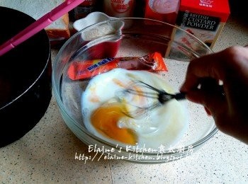 step6: 將餘下2隻雞蛋打入大碗內 , 加入1湯匙糖 , 80ml牛奶拌勻