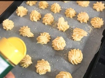 step2: 忌廉芝士放軟，加鮮奶拌勻成糊狀，把蛋糊及芝士糊攪拌均勻，篩入低筋麵粉，攪拌均勻，入唧袋，唧出曲奇後，再灑上芝士粉