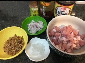 step2: 五花腩切粒。
乾蔥切碎。