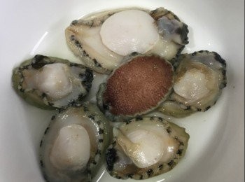 step2: 鮑魚解凍洗淨去腸

鮑魚係樓上買急凍就可以，又平又易整。一包10隻大約$250，2個人飲可以整到2次。
