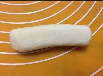 step5: 麵團包好腸仔後，用保鮮紙蓋住備用。