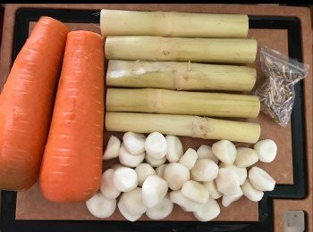 step1: 洗乾淨材料，然後去皮切件。