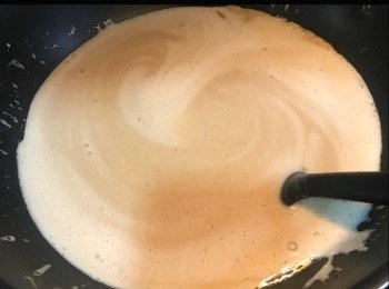 step4: 油+糖+蓮子中火煮，糯米水慢慢加入