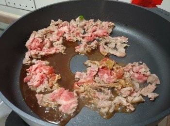 step3: 倒進燒汁，煮至燒汁滾起