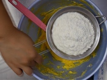 step15: 逐小將中筋麵粉過篩加入